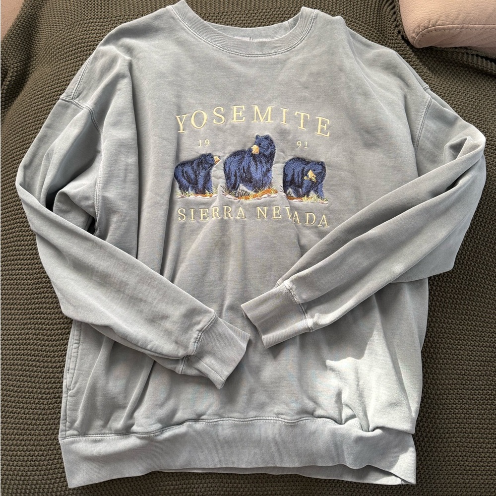 Gray Yosemite Sierra Nevada Sweatshirt. Worn a few times. No stains or holes.